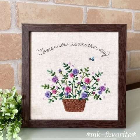 🌹刺繡ファブリックパネル/薔薇の花かごと幸せの青い蜂（Blue Bee）『Tomorrow is another day』・手刺繡インテリア額・刺繡パネル・刺繡フレーム（no.5）