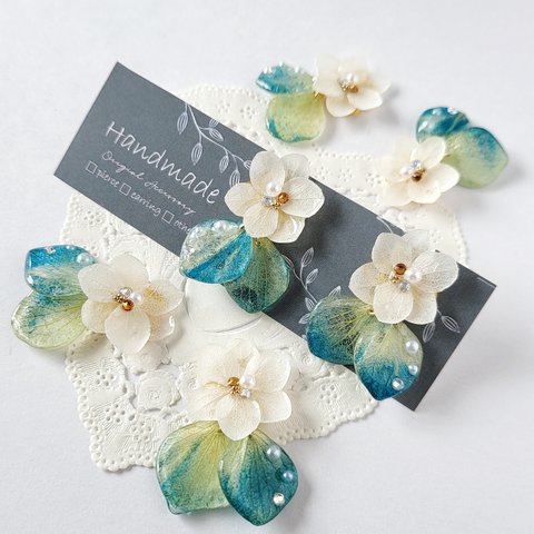 揺れる花びら.*✿紫陽花ピアス-white×deepblue flower pierce-