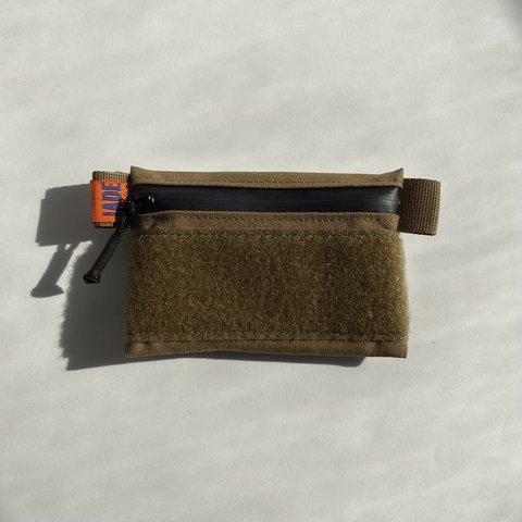 V POUCH (ヴイポーチ)【CoyoteBrown】
