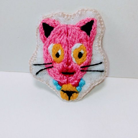 猫の手縫い刺繍ブローチ