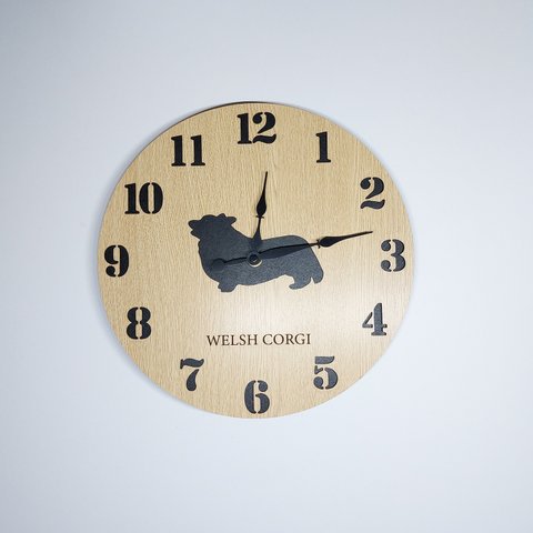 【名入れ・文字入れ無料】 コーギー 壁掛け丸時計 ベージュ木目 静音時計