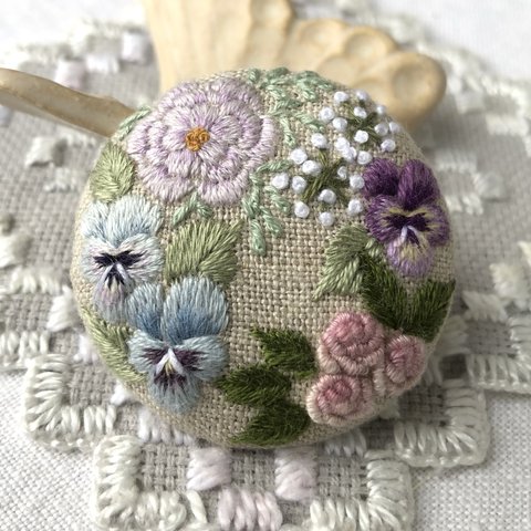 「ビオラとバラのお庭」刺繍ブローチ　ハンドメイド