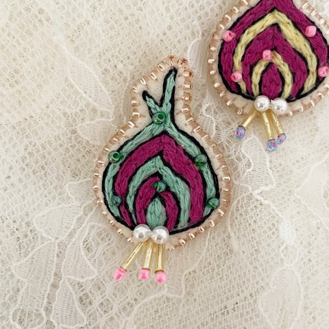 刺繍ブローチ「オニオン断面 エメラルドグリーン」