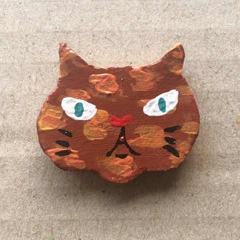 【送料無料】 石粉粘土ブローチ   「サビ猫」