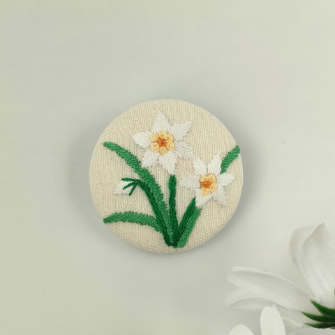 水仙の刺繍ブローチ　冬　茶花