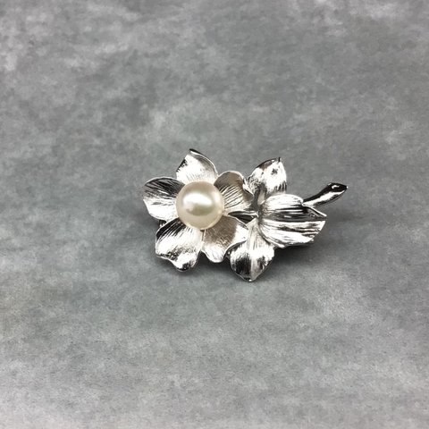 花のデザインブローチ（あこや真珠8.1mm）