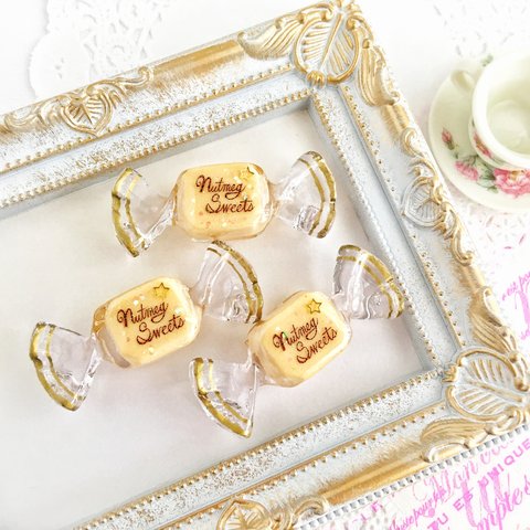 ミルクティキャンディのブローチ( milk tea candy brooch/ スイーツデコ／フェイクスイーツ/フェイクフード/食品サンプル/飴/紅茶)