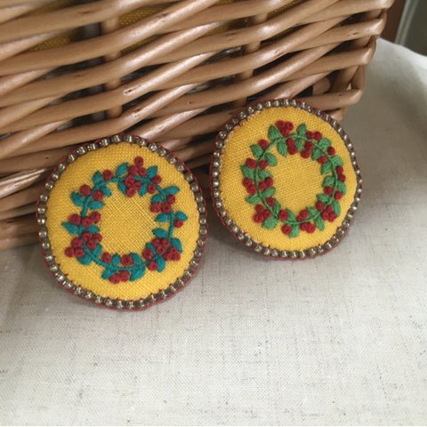 刺繍の紅い実リースブローチＡ