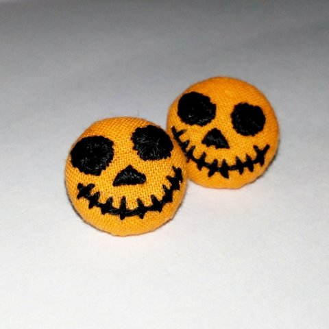 ハロウィンくるみボタン刺繍ピアス・かぼちゃおばけ