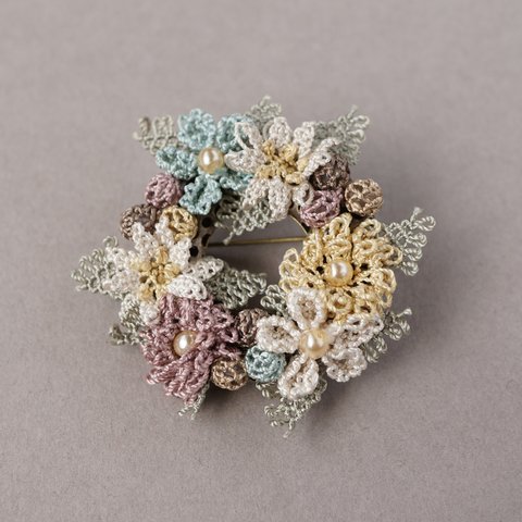 送料無料[針と絹糸で編んだ可憐なお花]シルクイーネオヤ(トルコ刺繍･レース)お花がぎっしりドーナツ型フラワーリースブローチ/ギフトラッピング無料