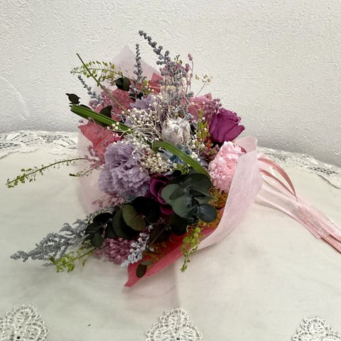 【送料無料】紫カーネーションのブーケ　プリザーブドフラワー💐　卒業お祝い　退職記念　結婚お祝い　新築祝い　進級祝い　入学祝い　誕生日お祝い　母の日　　　ギフト　プレゼント　結婚記念日祝い　ホワイトデー