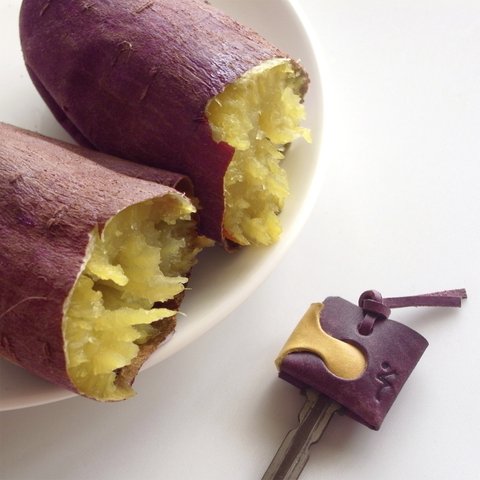 【#手作りキット】縫わずに作れる！さつま芋な革のキーカバー #道具なし で簡単に作れます。