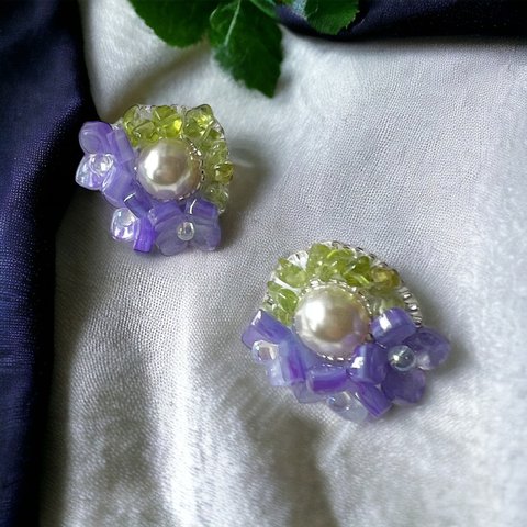 [ビーズ刺繍］紫陽花とパールのピアス