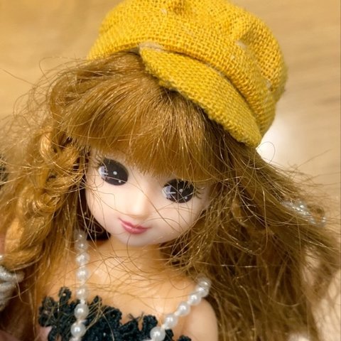 送料込みマスタード小さい人形にかぶれる可愛いシンプルキャスケット帽子リカちゃんバービーちゃんに