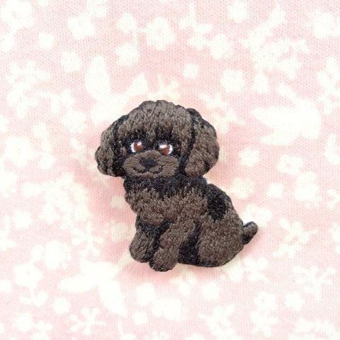 トイプードルの刺繍ブローチ　ブラック　犬