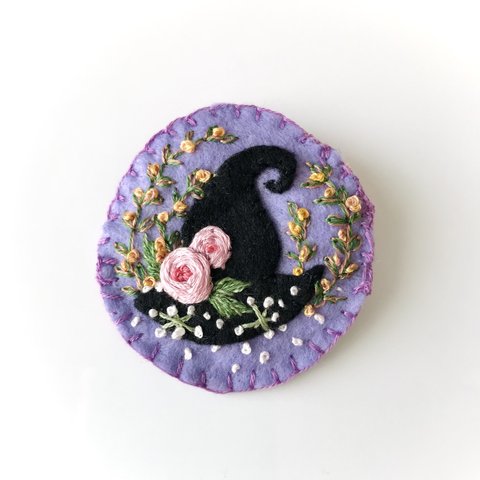 手刺繍ハロウィンブローチ　魔女の帽子 （薄紫）