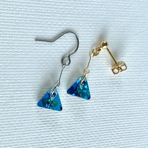 深海ブルーのswarovskiトライアングルイヤリング、ピアス