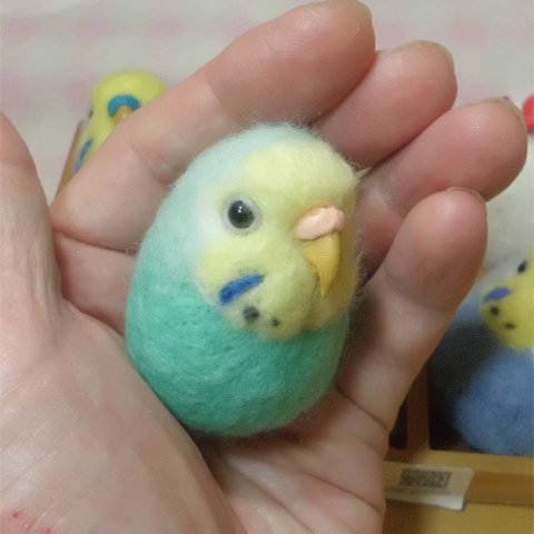 マグネット/ブローチ どちらか選択   　セキセイインコ　レインボー・ミントブルー　鼻の色選択可能　羊毛フェルト　受注作成　工房小鳥屋さん 