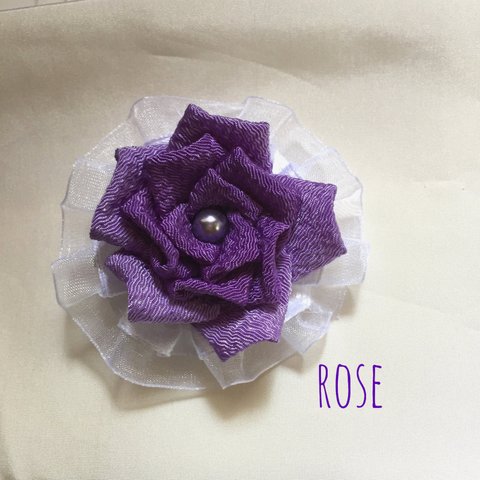 紫バラのコサージュ(つまみ細工)