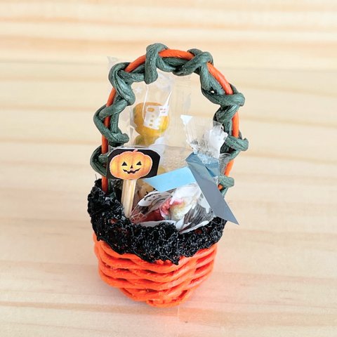 ミニチュアハロウィンかごお菓子入り(ふちレース付き)