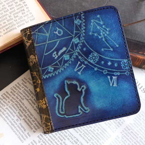 猫と牡牛座オリオン座の天体洋古書風折り畳み財布