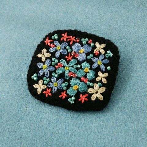 お花畑刺繍ブローチ 青 水 白