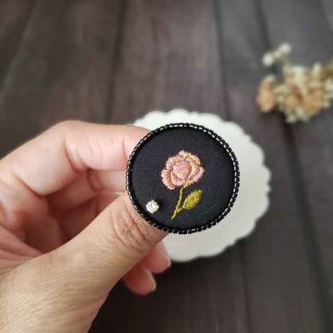 艶のある大人の女性になれる ブローチ 秋の薔薇刺繍 