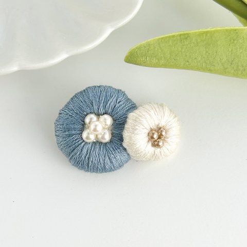  丸いお花の刺繍ブローチ(ブルー)