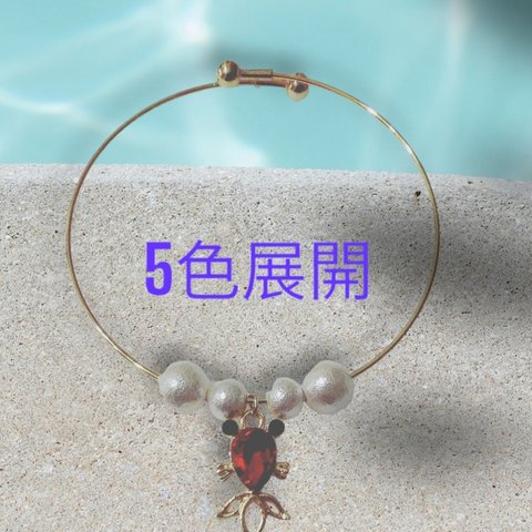 〈5色あり〉輝く金魚チャームのワイヤーブレスレット(1つ)