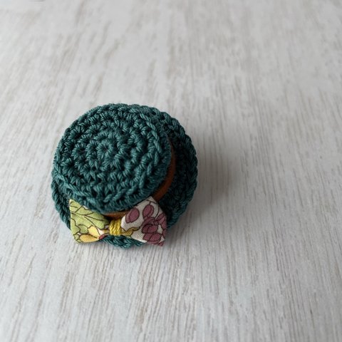 カンカン帽の編みブローチ(みどり系)