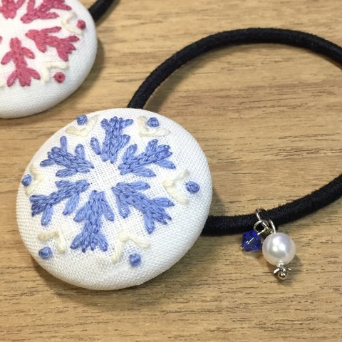 雪の結晶の手刺繍ヘアゴム・ブローチ(1)