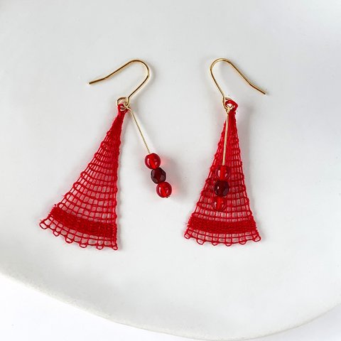 [ berry red ベリーレッド ]  ピアス イヤリング変更可 刺繍 三角 ニャンドゥティ 赤 レッド 朱色 浴衣　赤いピアス