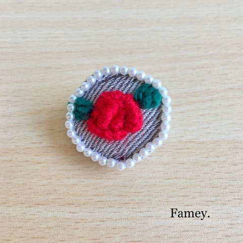 赤いバラとパールのブローチ(グレー) 　 綿アクリル　刺繡　お花　パール