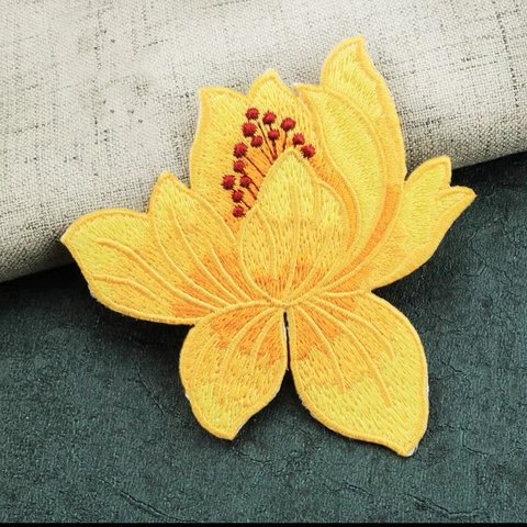 5お花シリーズ　睡蓮　スイレン　　黄色刺繍アイロンワッペン