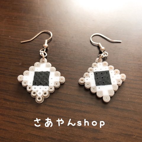 ハンドメイドピアス　モノトーン