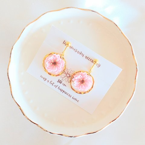 つまみ細工とゆれるリングのイヤリング、ピアス【八重桜】