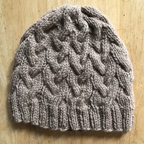 縄編み模様の手編み帽子
