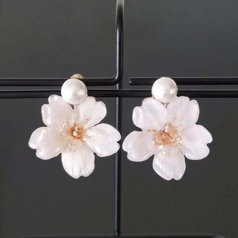 Everpink. こだわりの花びらで仕上げた本物の桜とコットンパールの耳飾り (イヤリング) ソメイヨシノ　吉野桜