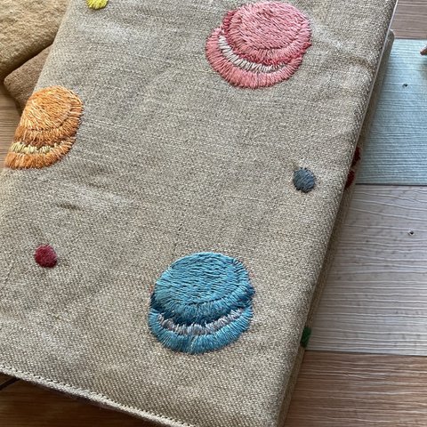 カラフルマカロンの刺繍ブックカバー