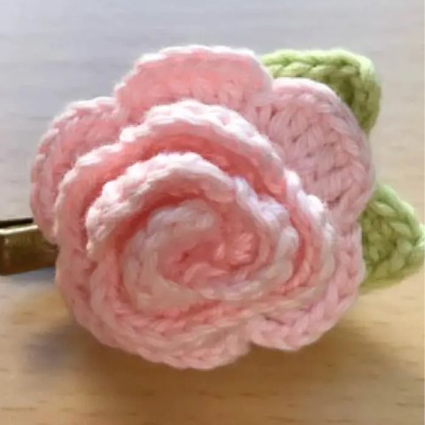 優しい乙女ピンク立体薔薇のブローチ☆お洋服や帽子バッグのワンポイントに手編み