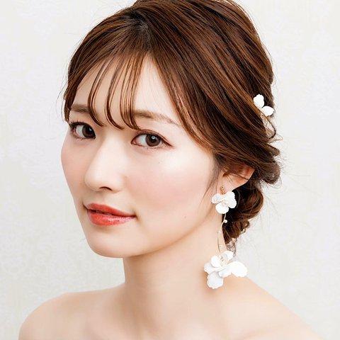 ME134  花嫁ピアス　💕大ぶりホワイトフラワー　結婚式イヤリング 　ブライダルイヤリング　ウェディングイヤリング ウェディングピアス 　前撮りピアス