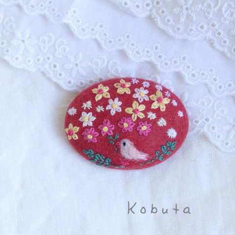 桃色文鳥さんと陽の当たる庭 刺繍ブローチ 5.5cm