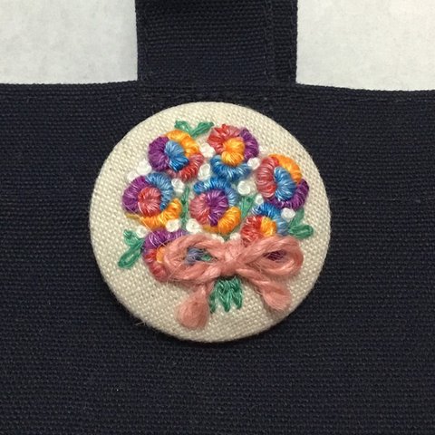 【送料無料】刺繍　くるみボタン　ブローチ　ヘアゴム　レインボーローズ　#60