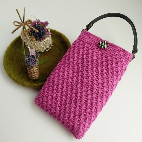 華やかピンクの手編みスマホポーチ