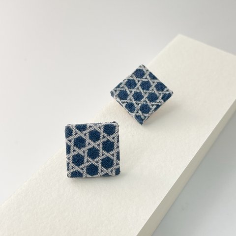 手染め pierced earrings 矩形　籠目