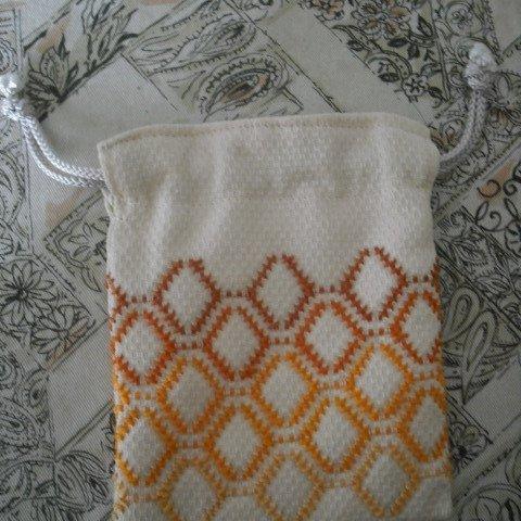 スエーデン刺繍のミニ巾着