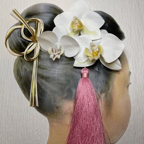アーティフィシャルフラワーの白胡蝶蘭、ピンクタッセル、金白水引きのついた髪飾りが出来ました。