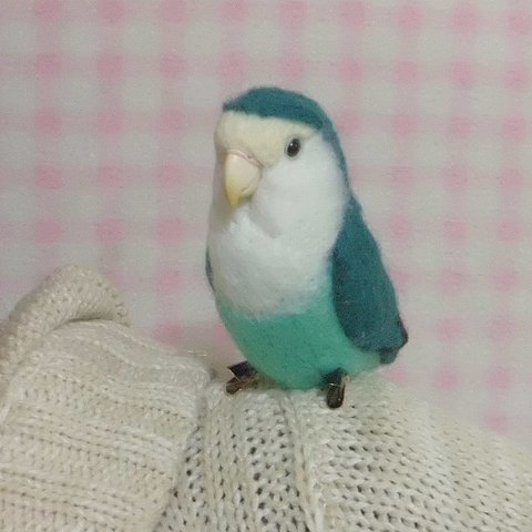 羊毛フェルト リアルサイズ♪　コザクラインコ クリップ / コバルト系　(クリップから足へ変更作成可） 鳥のオブジェ リアルバード 受注制作