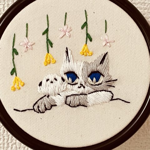 刺繍枠飾り　シマエナガとねこ