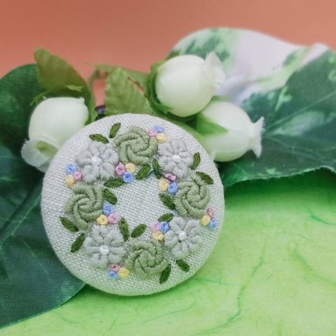 刺繍くるみボタンブローチ・ヘアゴム  《花リース》×ライトグリーン  手刺繍